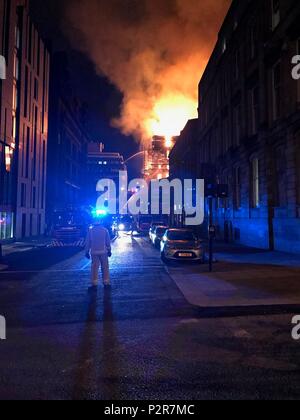 Glasgow, Schottland, Großbritannien. 15 Juni, 2018. Die Glasgow School of Art, Mackintosh Gebäude Feuer gefangen am späten Freitag Abend ca. 11:20 Uhr. Mehr als 120 Feuerwehrleute und 20 Feuerwehrfahrzeuge reagierte auf das Feuer. Quelle: News Bilder/Alamy leben Nachrichten Stockfoto