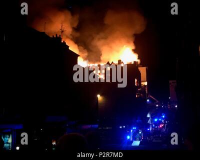 Glasgow, Schottland, Großbritannien. 15 Juni, 2018. Die Glasgow School of Art, Mackintosh Gebäude Feuer gefangen am späten Freitag Abend ca. 11:20 Uhr. Mehr als 120 Feuerwehrleute und 20 Feuerwehrfahrzeuge reagierte auf das Feuer. Quelle: News Bilder/Alamy leben Nachrichten Stockfoto