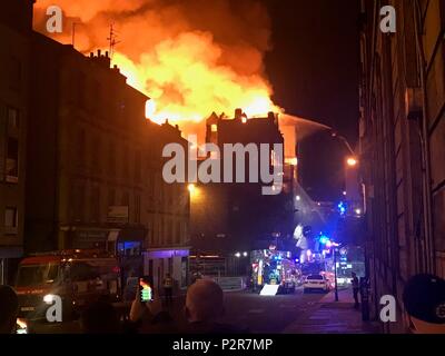 Glasgow, Schottland, Großbritannien. 15 Juni, 2018. Die Glasgow School of Art, Mackintosh Gebäude Feuer gefangen am späten Freitag Abend ca. 11:20 Uhr. Mehr als 120 Feuerwehrleute und 20 Feuerwehrfahrzeuge reagierte auf das Feuer. Quelle: News Bilder/Alamy leben Nachrichten Stockfoto