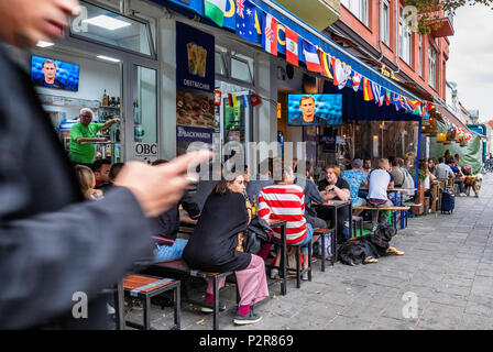 Berlin, Deutschland. 15 Juni, 2018. Fußball-Manie. Fans sammeln Spanien v Portugal Spiel um Rosenthaler Platz, wo Nationale Fahnen an jeder Bar, Cafe & Restaurant Flattern zu sehen hat einen Fernseher Bildschirm Credit: Eden Breitz/Alamy leben Nachrichten Stockfoto