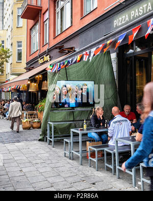 Berlin, Deutschland. 15 Juni, 2018. Fußball-Manie. Fans sammeln Spanien v Portugal Spiel um Rosenthaler Platz, wo Nationale Fahnen an jeder Bar, Cafe & Restaurant Flattern zu sehen hat einen Fernseher Bildschirm Credit: Eden Breitz/Alamy leben Nachrichten Stockfoto