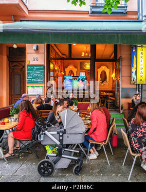 Berlin, Deutschland. 15 Juni, 2018. Fußball-Manie. Fans sammeln Spanien v Portugal Spiel um Rosenthaler Platz, wo Nationale Fahnen an jeder Bar, Cafe & Restaurant Flattern zu sehen hat einen Fernseher Bildschirm Credit: Eden Breitz/Alamy leben Nachrichten Stockfoto