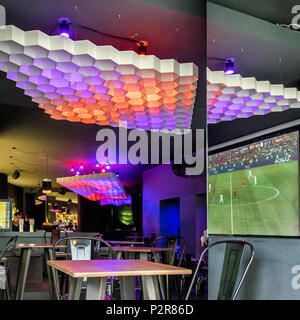 Berlin, Deutschland. 15 Juni, 2018. Fußball-Manie. Fans sammeln Spanien v Portugal Spiel um Rosenthaler Platz, wo Nationale Fahnen an jeder Bar, Cafe & Restaurant Flattern zu sehen hat einen Fernseher Bildschirm, auch trendige Sharlie Cheen's. Credit: Eden Breitz/Alamy leben Nachrichten Stockfoto