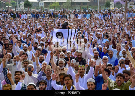 Srinagar, Jammu und Kaschmir, Indien. 16 Juni, 2018. Menschen riefen Slogans nach dem Gebet. kaschmirische Muslime bieten Eid-gebete Kennzeichnung das Festival der Eid al-Adha, hat keine bestimmte Zeitdauer und im Sommer eidgah in Srinagar, die Hauptstadt des Indischen verwalteten Kaschmir. Eid al-Fitr, das Ende des Fastenmonats Ramadan, während die Muslime auf der ganzen Welt schnell von Dämmerung zu Dämmerung. Credit: Abbas Idrees/SOPA Images/ZUMA Draht/Alamy leben Nachrichten Stockfoto