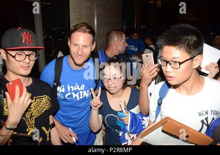 Shanghai, China. 17. Juli 2017. firo Fußball: Fußball: 17.07.2017 1.Bundesliga: FC Schalke 04 China Tour Benedikt Hšwedes mit FAns bei der Ankunft im Hotel Deutscher Fußballspieler Benedikt Howedes des FC Schalke 04, Recht, Haltungen für selfies mit einem Ventilator nach der Ankunft in einem Hotel in Shanghai, China, | Verwendung der weltweiten Kredit: dpa/Alamy leben Nachrichten Stockfoto