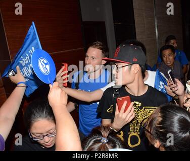 Shanghai, China. 17. Juli 2017. firo Fußball: Fußball: 17.07.2017 1.Bundesliga: FC Schalke 04 China Tour Benedikt Hšwedes mit FAns bei der Ankunft im Hotel Deutscher Fußballspieler Benedikt Howedes des FC Schalke 04, Recht, Haltungen für selfies mit einem Ventilator nach der Ankunft in einem Hotel in Shanghai, China, | Verwendung der weltweiten Kredit: dpa/Alamy leben Nachrichten Stockfoto