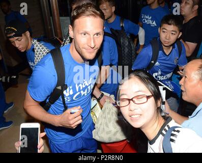 Shanghai, China. 17. Juli 2017. firo Fußball: Fußball: 17.07.2017 1.Bundesliga: FC Schalke 04 China Tour Benedikt Hšwedes mit FAns bei der Ankunft im Hotel Deutscher Fußballspieler Benedikt Howedes des FC Schalke 04, Recht, Haltungen für selfies mit einem Ventilator nach der Ankunft in einem Hotel in Shanghai, China, | Verwendung der weltweiten Kredit: dpa/Alamy leben Nachrichten Stockfoto