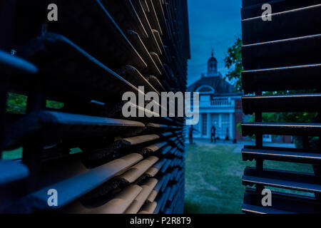 London, Großbritannien. 15 Jun, 2018. Der Pavillon bei Nacht - Serpentine Pavillon 2018, entworfen von den mexikanischen Architekten Frida Escobedo. Die Hof-basierte Design zeichnet sowohl auf dem inländischen Architektur von Mexiko und britischen Materialien. Es ist der Nullmeridian Linie in der Londoner Royal Observatory in Greenwich ausgerichtet. Credit: Guy Bell/Alamy leben Nachrichten Stockfoto