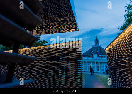 London, Großbritannien. 15 Jun, 2018. Der Pavillon bei Nacht - Serpentine Pavillon 2018, entworfen von den mexikanischen Architekten Frida Escobedo. Die Hof-basierte Design zeichnet sowohl auf dem inländischen Architektur von Mexiko und britischen Materialien. Es ist der Nullmeridian Linie in der Londoner Royal Observatory in Greenwich ausgerichtet. Credit: Guy Bell/Alamy leben Nachrichten Stockfoto