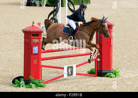 Bolesworth, Cheshire, UK. 16 Jun, 2018. Der schildknappe Bolesworth International Horse Show. 16.06.2018. Roman Abramovich's Tochter Sofia mit Ihrem 9 Jahre alten Chestnut Mare Billy Fräulein an der Schildknappe Bolesworth International Horse Show im Bolesworth Schloss in die Landschaft von Cheshire. Credit: cernan Elias/Alamy leben Nachrichten Stockfoto