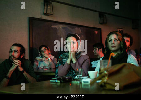 Teheran, Iran. 15 Juni, 2018. Iraner, beobachten Sie die FIFA Fußball-WM 2018 Gruppe B Match zwischen Iran und Marokko in einem Café in Teheran, Iran, am 15. Juni 2018. Der Iran gewann den Sieg in einer dramatischen Weise, nach der marokkanischen Ersatz Aziz Bouhaddouz den Ball ins eigene Netz geleitet. Credit: Ahmad Halabisaz/Xinhua/Alamy leben Nachrichten Stockfoto