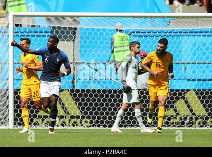 Kasan, Russland. 16 Juni, 2018. Paul Pogba (2 L) von Frankreich reagiert während eines Gruppe-C-Match zwischen Frankreich und Australien bei der FIFA Fußball-Weltmeisterschaft 2018 in Kasan, Russland, 16. Juni 2018. Credit: Yang Lei/Xinhua/Alamy leben Nachrichten Stockfoto