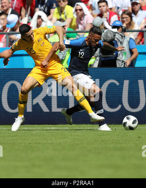 Kasan, Russland. 16 Juni, 2018. Corentin Tolisso (R) von Frankreich Mias mit Tom Rogic von Australien während einer Gruppe C Spiel zwischen Frankreich und Australien bei der FIFA Fußball-Weltmeisterschaft 2018 in Kasan, Russland, 16. Juni 2018. Credit: Yang Lei/Xinhua/Alamy leben Nachrichten Stockfoto