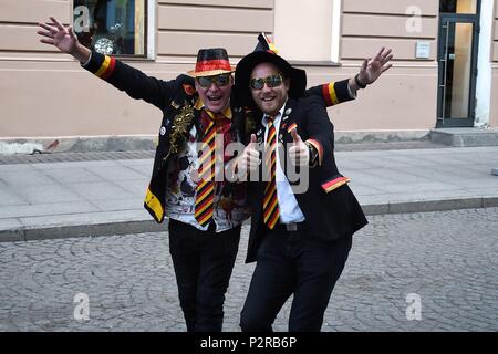 Jun 14., 2018. St. Petersburg, Russland. Zwei deutsche Fans in der Nähe von Ventilator Fest Zone einen Tag vor Iran V Marokko übereinstimmen. Shoja Lak/Alamy leben Nachrichten Stockfoto