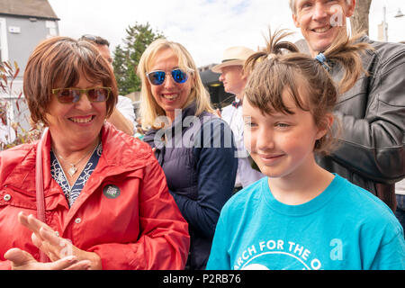 Glasthule, Irland, 16. Juni 2018. Glasthule und Sandycove Going Green eine Gruppe von kleinen und mittleren Unternehmen auf die Reduzierung der Kunststoff mit Minister Mary Mitchell O'Connor T.D und Dr. Ruth Doyle, Credit: Fabrice Jolivet/Alamy Leben Nachrichten konzentriert Stockfoto