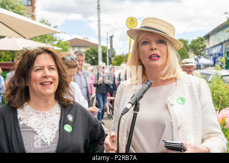 Glasthule, Irland, 16. Juni 2018. Glasthule und Sandycove Going Green eine Gruppe von kleinen und mittleren Unternehmen auf die Reduzierung der Kunststoff mit Minister Mary Mitchell O'Connor T.D und Dr. Ruth Doyle, Credit: Fabrice Jolivet/Alamy Leben Nachrichten konzentriert Stockfoto