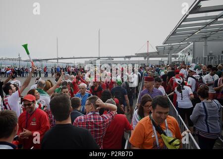 Jun 15th, 2018. St. Petersburg, Russland. Fußball-Fans stehen Schlange in St. Petersburg Stadion zu gehen Fußballspiel Iran V Marokko zu beobachten. Shoja Lak/Alamy leben Nachrichten Stockfoto