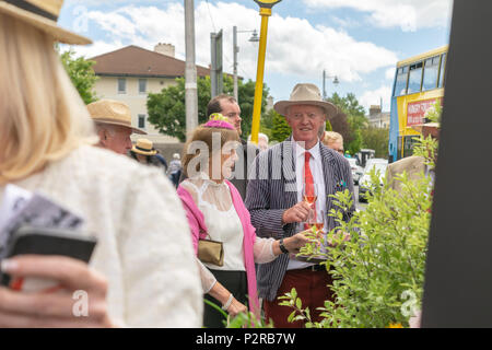 Glasthule, Irland, 16. Juni 2018. Glasthule und Sandycove Going Green eine Gruppe von kleinen und mittleren Unternehmen auf die Reduzierung der Kunststoff mit Minister Mary Mitchell O'Connor T.D und Dr. Ruth Doyle, Credit: Fabrice Jolivet/Alamy Leben Nachrichten konzentriert Stockfoto