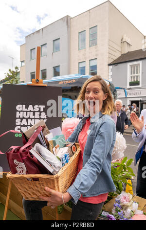 Glasthule, Irland, 16. Juni 2018. Glasthule und Sandycove Going Green eine Gruppe von kleinen und mittleren Unternehmen auf die Reduzierung der Kunststoff mit Minister Mary Mitchell O'Connor T.D und Dr. Ruth Doyle, Credit: Fabrice Jolivet/Alamy Leben Nachrichten konzentriert Stockfoto