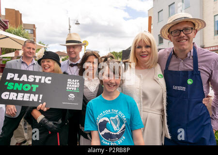 Glasthule, Irland, 16. Juni 2018. Glasthule und Sandycove Going Green eine Gruppe von kleinen und mittleren Unternehmen auf die Reduzierung der Kunststoff mit Minister Mary Mitchell O'Connor T.D und Dr. Ruth Doyle, Credit: Fabrice Jolivet/Alamy Leben Nachrichten konzentriert Stockfoto