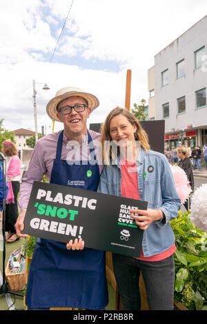 Glasthule, Irland, 16. Juni 2018. Glasthule und Sandycove Going Green eine Gruppe von kleinen und mittleren Unternehmen auf die Reduzierung der Kunststoff mit Minister Mary Mitchell O'Connor T.D und Dr. Ruth Doyle, Credit: Fabrice Jolivet/Alamy Leben Nachrichten konzentriert Stockfoto