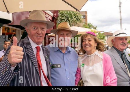 Glasthule, Irland, 16. Juni 2018. Glasthule und Sandycove Going Green eine Gruppe von kleinen und mittleren Unternehmen auf die Reduzierung der Kunststoff mit Minister Mary Mitchell O'Connor T.D und Dr. Ruth Doyle, Credit: Fabrice Jolivet/Alamy Leben Nachrichten konzentriert Stockfoto