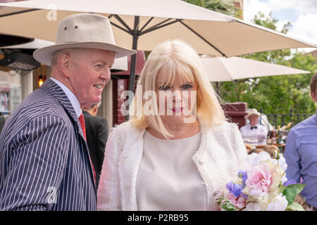 Glasthule, Irland, 16. Juni 2018. Glasthule und Sandycove Going Green eine Gruppe von kleinen und mittleren Unternehmen auf die Reduzierung der Kunststoff mit Minister Mary Mitchell O'Connor T.D und Dr. Ruth Doyle, Credit: Fabrice Jolivet/Alamy Leben Nachrichten konzentriert Stockfoto