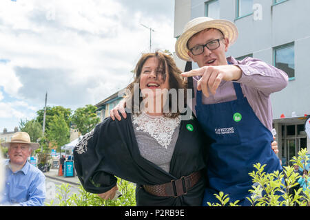 Glasthule, Irland, 16. Juni 2018. Glasthule und Sandycove Going Green eine Gruppe von kleinen und mittleren Unternehmen auf die Reduzierung der Kunststoff mit Minister Mary Mitchell O'Connor T.D und Dr. Ruth Doyle, Credit: Fabrice Jolivet/Alamy Leben Nachrichten konzentriert Stockfoto