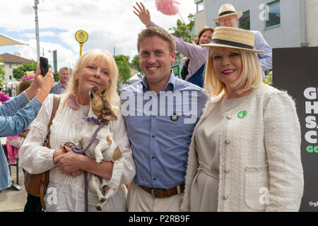 Glasthule, Irland, 16. Juni 2018. Glasthule und Sandycove Going Green eine Gruppe von kleinen und mittleren Unternehmen auf die Reduzierung der Kunststoff mit Minister Mary Mitchell O'Connor T.D und Dr. Ruth Doyle, Credit: Fabrice Jolivet/Alamy Leben Nachrichten konzentriert Stockfoto