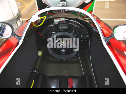 Royal Victoria Dock, London, UK. 16 Jun, 2018. Das Cockpit eines Team Abu Dhabi Motorboot auf der UIM F1 H2O Weltmeisterschaft, Royal Victoria Dock, London, UK die UIM F1 H2O World Championship ist eine Serie von internationalen Motorbootrennen Veranstaltungen, Einsitzer, geschlossenen Cockpit, Katamarane, die Rennen um eine küstennahe Stromkreis von rund 2 km mit Geschwindigkeiten von bis zu 136 mph/220 km/h. Quelle: Michael Preston/Alamy leben Nachrichten Stockfoto