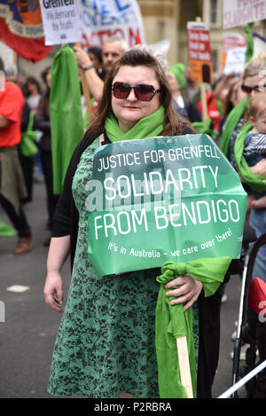 Whitehall, London, UK. 16. Juni 2018. Gerechtigkeit für Grenfell März und Rallye, nach einem Jahr, in Whitehall. Quelle: Matthew Chattle/Alamy leben Nachrichten Stockfoto