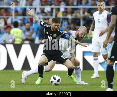 Moskau, Russland. 16 Juni, 2018. Lionel Messi (L) von Argentinien Mias mit Aron Gunnarsson Islands während einer Gruppe D Match zwischen Argentinien und Island bei der FIFA Fußball-Weltmeisterschaft 2018 in Moskau, Russland, 16. Juni 2018. Quelle: Cao kann/Xinhua/Alamy leben Nachrichten Stockfoto