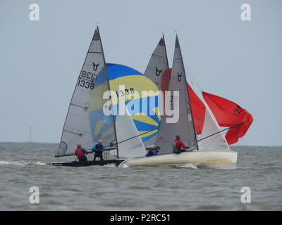 Sheerness, Kent, Großbritannien. 16 Juni, 2018. UK Wetter: Ein warmer Tag von meist sonnig, aber mit ein paar bedeckt Momente in Sheerness, Kent. Segler nehmen an einem Wochenende regatta für die Osprey Klasse von Jolle auf der Insel Sheppey Sailing Club. Credit: James Bell/Alamy leben Nachrichten Stockfoto