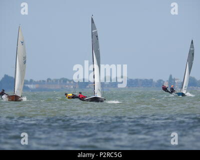 Sheerness, Kent, Großbritannien. 16 Juni, 2018. UK Wetter: Ein warmer Tag von meist sonnig, aber mit ein paar bedeckt Momente in Sheerness, Kent. Segler nehmen an einem Wochenende regatta für die Osprey Klasse von Jolle auf der Insel Sheppey Sailing Club. Credit: James Bell/Alamy leben Nachrichten Stockfoto