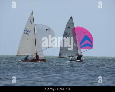 Sheerness, Kent, Großbritannien. 16 Juni, 2018. UK Wetter: Ein warmer Tag von meist sonnig, aber mit ein paar bedeckt Momente in Sheerness, Kent. Segler nehmen an einem Wochenende regatta für die Osprey Klasse von Jolle auf der Insel Sheppey Sailing Club. Credit: James Bell/Alamy leben Nachrichten Stockfoto