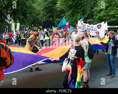 Harrogate, Yorkshire. 16 Jun, 2018. UK Yorkshire Harrogate Marchers Durchführung einen großen Stolz Banner in der Stolz in der Vielfalt Parade 16 Juni 2018 Credit: Mark Sunderland/Alamy leben Nachrichten Stockfoto