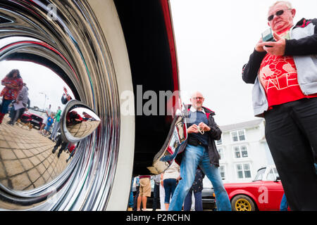 Aberystwyth Wales UK Samstag, 16. Juni 2018 Menschen auf der Promenade in Aberystwyth bewundern Sie eine Anzeige der iconic Sport- und Classic Cars, in einer Wohltätigkeitsveranstaltung der lokalen Niederlassung der Rotary Club. Foto © Keith Morris/Alamy Leben Nachrichten organisiert Stockfoto