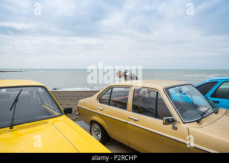 Aberystwyth Wales UK Samstag, 16. Juni 2018 Menschen auf der Promenade in Aberystwyth bewundern Sie eine Anzeige der iconic Sport- und Classic Cars, in einer Wohltätigkeitsveranstaltung der lokalen Niederlassung der Rotary Club. Foto © Keith Morris/Alamy Leben Nachrichten organisiert Stockfoto