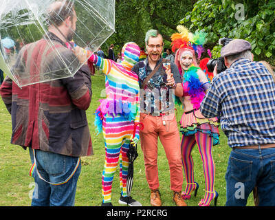 Harrogate, Yorkshire. 16 Jun, 2018. UK Yorkshire Harrogate bunte Stolz in der Vielfalt Parade Teilnehmer posieren für Fotos in Valley Gardens 16 Juni 2018 Credit: Mark Sunderland/Alamy leben Nachrichten Stockfoto