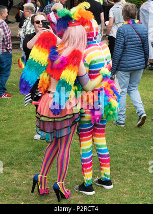 Harrogate, Yorkshire. 16 Jun, 2018. UK Yorkshire Harrogate bunte Stolz in der Vielfalt Parade Teilnehmer posieren für Fotos in Valley Gardens 16 Juni 2018 Credit: Mark Sunderland/Alamy leben Nachrichten Stockfoto