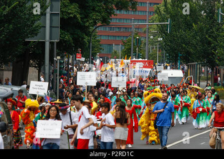 Frankfurt am Main, Deutschland. 16. Juni 2018. Die grosse Parade macht ihren Weg durch die Frankfurter Innenstadt. Tausende von Menschen teilgenommen und beobachtete die 2018 Parade Inforaum (Parade der Kulturen), organisiert von der Frankfurter Jugendring (Frankfurt Youth Council). Die Parade mit Teilnehmern aus über 40 verschiedenen Gruppen von expat und kulturellen Organisationen zeigten die kulturelle Vielfalt der Stadt Frankfurt. Quelle: Michael Debets/Alamy leben Nachrichten Stockfoto