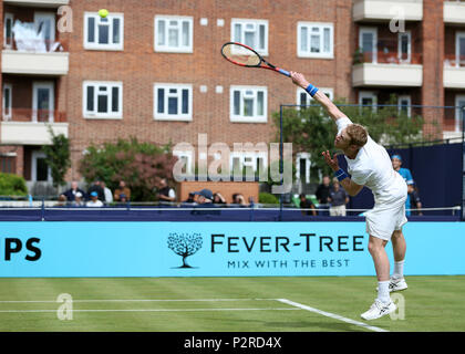 Queens Club, London, Großbritannien. 16 Juni, 2018. Das Fieber Baum Tennis Meisterschaften; Edward Corrie (GBR) dient der Credit: Aktion plus Sport/Alamy leben Nachrichten Stockfoto