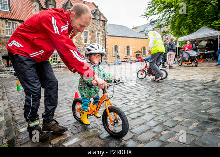 Edinburgh, Schottland. 16. Juni 2018. Der Start des Projekts Spielen zusammen auf die Pedale beim Edinburgh Festival des Radsports. Von Transport Scotland finanziert, spielen sie zusammen auf die Pedale ist ein gemeinsames Programm von den Partnern - Radfahren, Radfahren Schottland Großbritannien und Schottland Spielen ausgelegt - Kinder und ihre Familien im Radsport Aktivitäten zu engagieren. Credit: Andy Catlin/Alamy leben Nachrichten Stockfoto