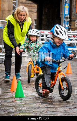 Edinburgh, Schottland. 16. Juni 2018. Der Start des Projekts Spielen zusammen auf die Pedale beim Edinburgh Festival des Radsports. Von Transport Scotland finanziert, spielen sie zusammen auf die Pedale ist ein gemeinsames Programm von den Partnern - Radfahren, Radfahren Schottland Großbritannien und Schottland Spielen ausgelegt - Kinder und ihre Familien im Radsport Aktivitäten zu engagieren. Credit: Andy Catlin/Alamy leben Nachrichten Stockfoto