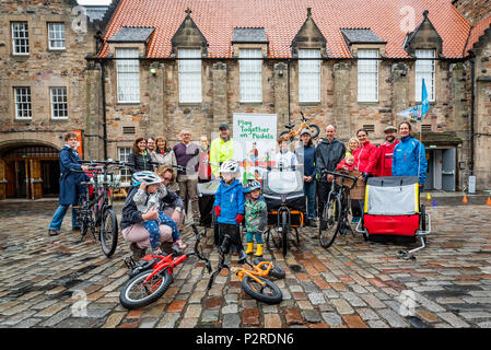 Edinburgh, Schottland. 16. Juni 2018. Der Start des Projekts Spielen zusammen auf die Pedale beim Edinburgh Festival des Radsports. Von Transport Scotland finanziert, spielen sie zusammen auf die Pedale ist ein gemeinsames Programm von den Partnern - Radfahren, Radfahren Schottland Großbritannien und Schottland Spielen ausgelegt - Kinder und ihre Familien im Radsport Aktivitäten zu engagieren. Credit: Andy Catlin/Alamy leben Nachrichten Stockfoto