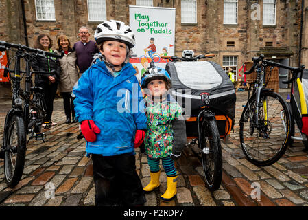 Edinburgh, Schottland. 16. Juni 2018. Der Start des Projekts Spielen zusammen auf die Pedale beim Edinburgh Festival des Radsports. Von Transport Scotland finanziert, spielen sie zusammen auf die Pedale ist ein gemeinsames Programm von den Partnern - Radfahren, Radfahren Schottland Großbritannien und Schottland Spielen ausgelegt - Kinder und ihre Familien im Radsport Aktivitäten zu engagieren. Credit: Andy Catlin/Alamy leben Nachrichten Stockfoto