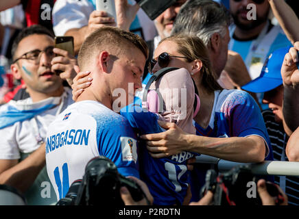 Moskau, Russland. 16 Juni, 2018. Alfred Finnbogason (Island) jubelt nach dem Spiel mit seiner Familie GES/fussball/WM Russland 2018: Argentinien - Island, 16.06.2018 GES/fussball/fussball/WM 2018 Russland: Argentinien gegen Island, Stadt, Juni 16, 2018 | Verwendung der weltweiten Kredit: dpa/Alamy leben Nachrichten Stockfoto