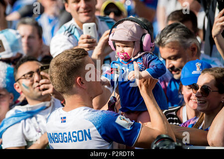 Moskau, Russland. 16 Juni, 2018. Alfred Finnbogason (Island) jubelt nach dem Spiel mit seiner Familie GES/fussball/WM Russland 2018: Argentinien - Island, 16.06.2018 GES/fussball/fussball/WM 2018 Russland: Argentinien gegen Island, Stadt, Juni 16, 2018 | Verwendung der weltweiten Kredit: dpa/Alamy leben Nachrichten Stockfoto