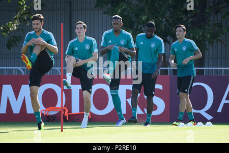 Vatutinki, Russland. 16 Juni, 2018. Jonas Hector (Deutschland), Sebastian Rudy (DFB/Deutschland), Jerome Boateng (Deutschland), Antonio Rüdiger (Deutschland), Mesut Oezil (Deutschland)/vl am Warmup. GES/fussball/Wm 2018 Russland: DFB-Finale training, Vatutinki, 16.06.2018 GES/fussball/fussball/WM 2018 Russland: Praxis, Watutinki, Juni 16, 2018 | Verwendung der weltweiten Kredit: dpa/Alamy leben Nachrichten Stockfoto