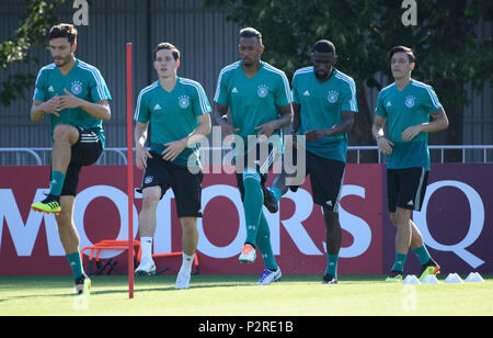 Vatutinki, Russland. 16 Juni, 2018. Jonas Hector (Deutschland), Sebastian Rudy (DFB/Deutschland), Jerome Boateng (Deutschland), Antonio Rüdiger (Deutschland), Mesut Oezil (Deutschland)/vl am Warmup. GES/fussball/Wm 2018 Russland: DFB-Finale training, Vatutinki, 16.06.2018 GES/fussball/fussball/WM 2018 Russland: Praxis, Watutinki, Juni 16, 2018 | Verwendung der weltweiten Kredit: dpa/Alamy leben Nachrichten Stockfoto